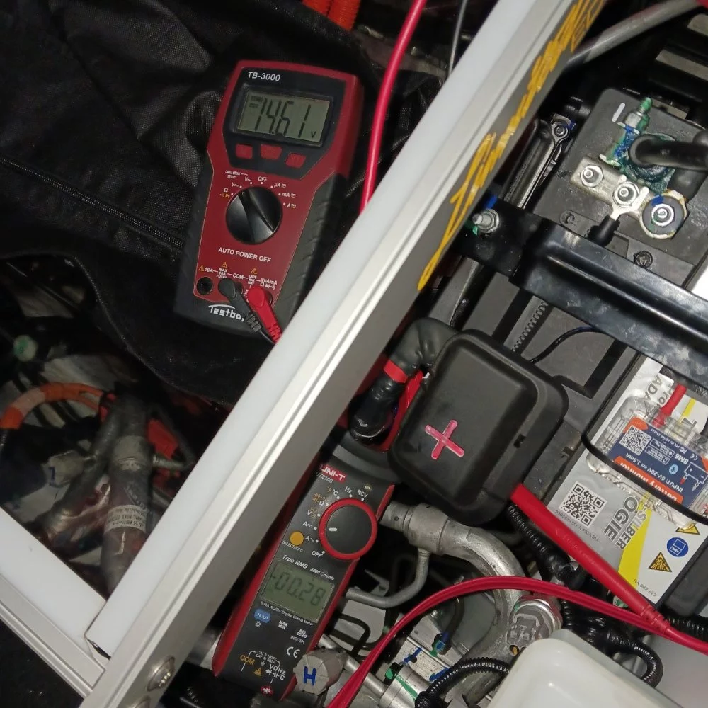 12V Batterie wird geladen mit 0,28A bei 14,61 Volt.webp