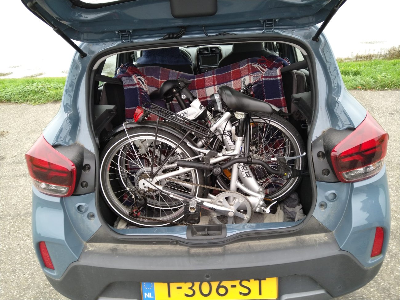 dacia met fietsjes.jpg