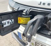 Dacia Spring mit gestressten Phoenix CCS Stecker.jpg